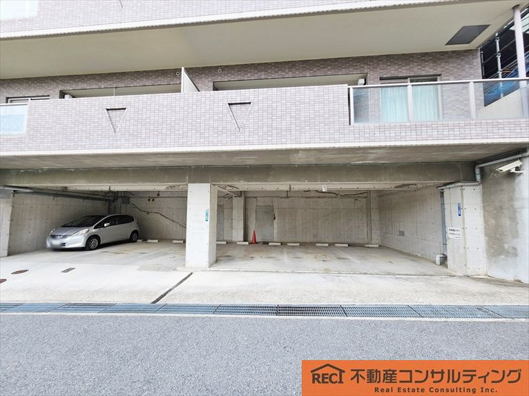 プリオーレ御影山の手C棟の駐車場