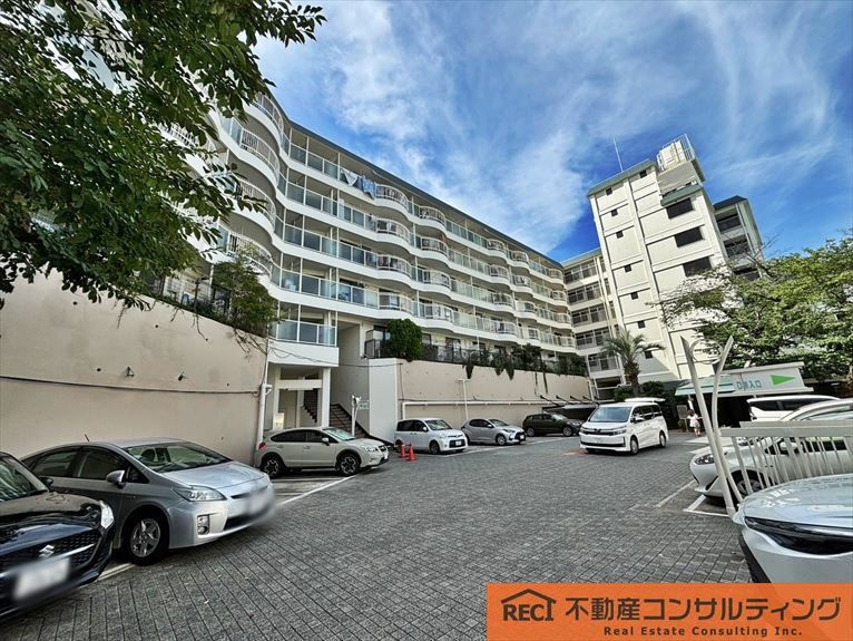 コボリマンション夙川老松台D棟の駐車場