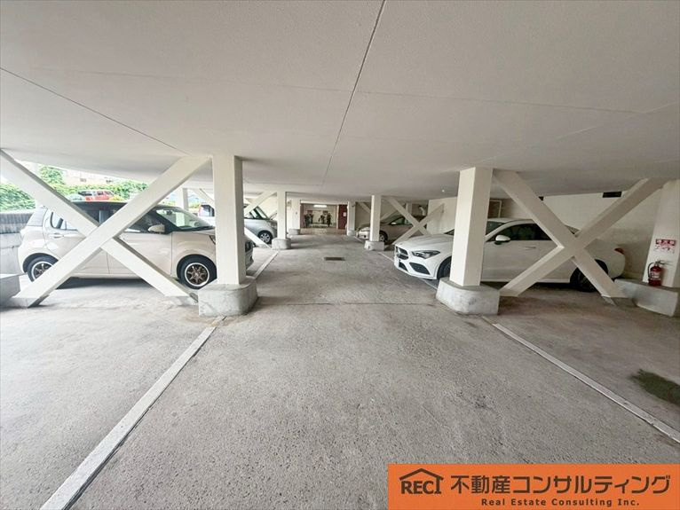 コボリマンション夙川老松台D棟の駐車場