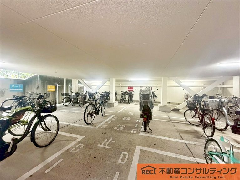 コボリマンション夙川老松台D棟の駐輪場