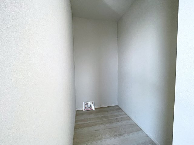 新築戸建・新築建売　郡山市八山田2期　行徳小・行健中の洋室|北側の窓から一定した柔らかい光が入り、PC作業や読書などにも最適なお部屋です！