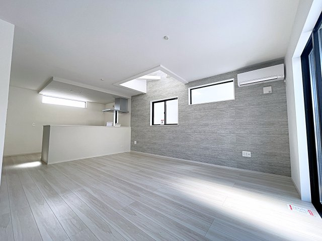 新築戸建・新築建売　郡山市八山田2期　行徳小・行健中の玄関|シューズボックスは収納豊富。玄関ドアから日差しが入り明るい空間です！