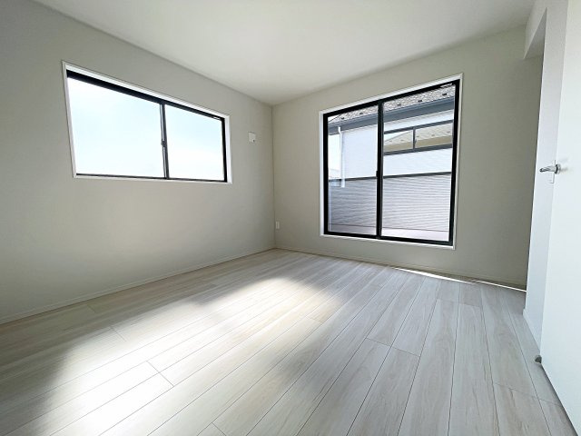 新築戸建・新築建売　郡山市八山田2期　行徳小・行健中の居間・リビング|窓が多く日差しがたっぷりと入るリビング！アクセントクロスがおしゃれです！