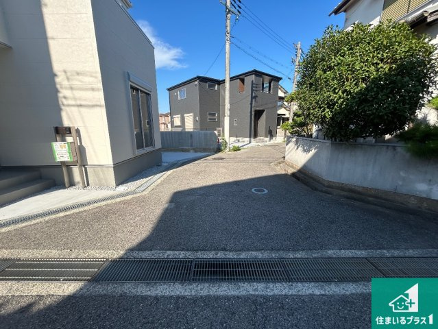 ♦貝塚市澤　第8期　新築一戸建ての前面道路含む現地写真|周辺は閑静な住宅街！前面道路広々で車の出し入れも便利です。駐車が苦手な方でも安心して車庫入れできます！