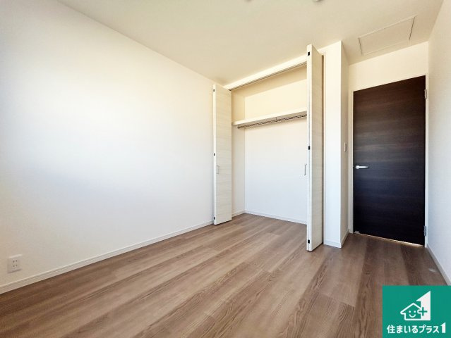 ♦貝塚市澤　第8期　新築一戸建ての洋室|シンプルな洋室は、自分好みのインテリアが楽しめます♪ご家族とインテリアや家具を選びに行くのは入居時の醍醐味の一つです。ぜひお楽しみください♪