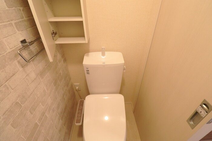 アイウェル湘南台のトイレ|トイレには収納棚があります