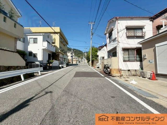 神戸市灘区国玉通1丁目　中古戸建の前面道路含む現地写真