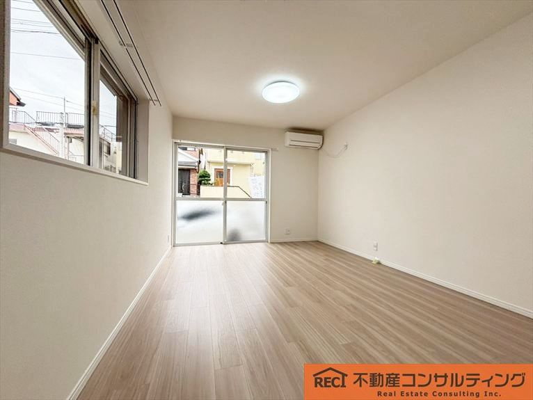 神戸市灘区国玉通1丁目　中古戸建の居間・リビング|前面道路は約9ｍで駐車も楽々♪