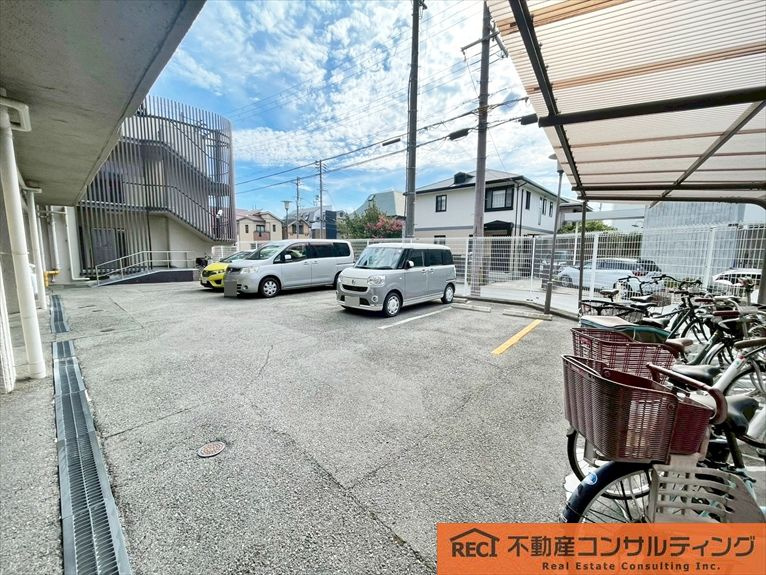 日商岩井夙川マンションの駐車場