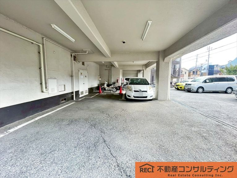 日商岩井夙川マンションの駐車場