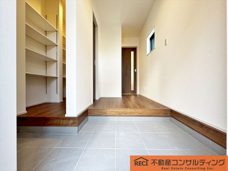 西宮市南甲子園2丁目　新築戸建　1号棟の玄関