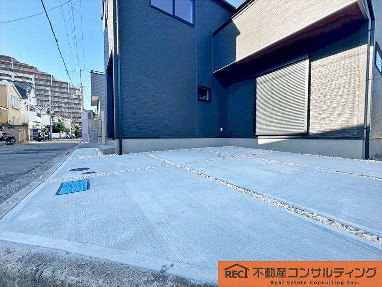 西宮市南甲子園2丁目　新築戸建　1号棟の駐車場