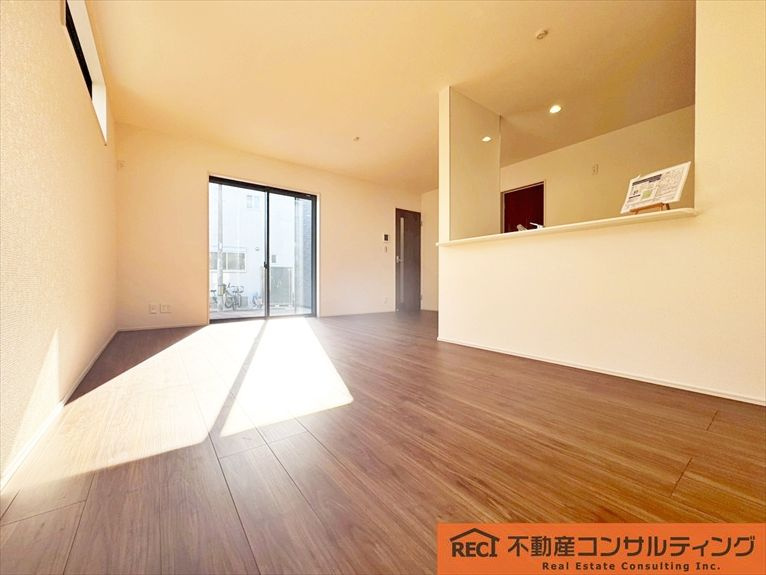 西宮市南甲子園2丁目　新築戸建　1号棟の居間・リビング|シューズCL＆2箇所のWIC付き