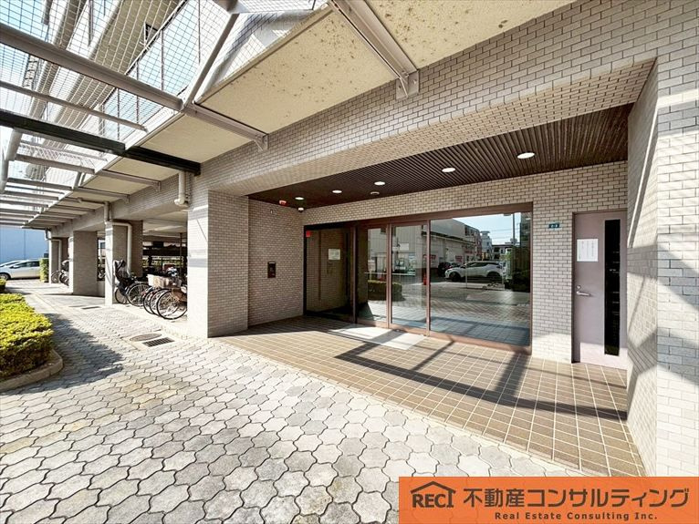 ファミール本山のエントランス