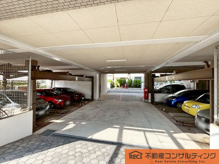 ファミール本山の駐車場