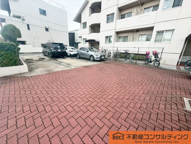 ローズハイツ西宮宮前町1号棟の駐車場