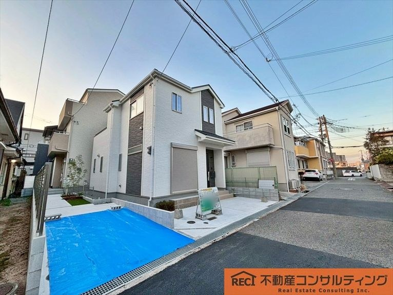 西宮市浜町　新築戸建　1号棟の前面道路含む現地写真