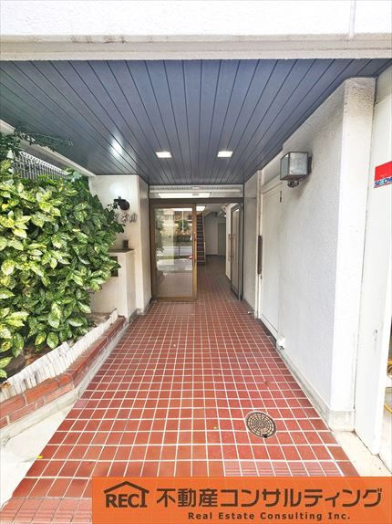 セリーヌ本山のエントランス