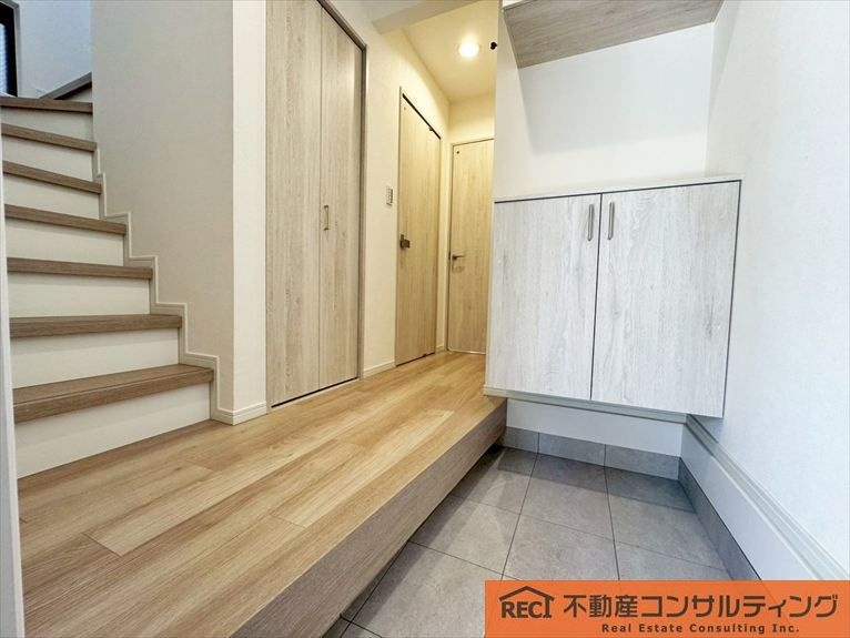 神戸市灘区上河原4丁目　中古戸建の玄関