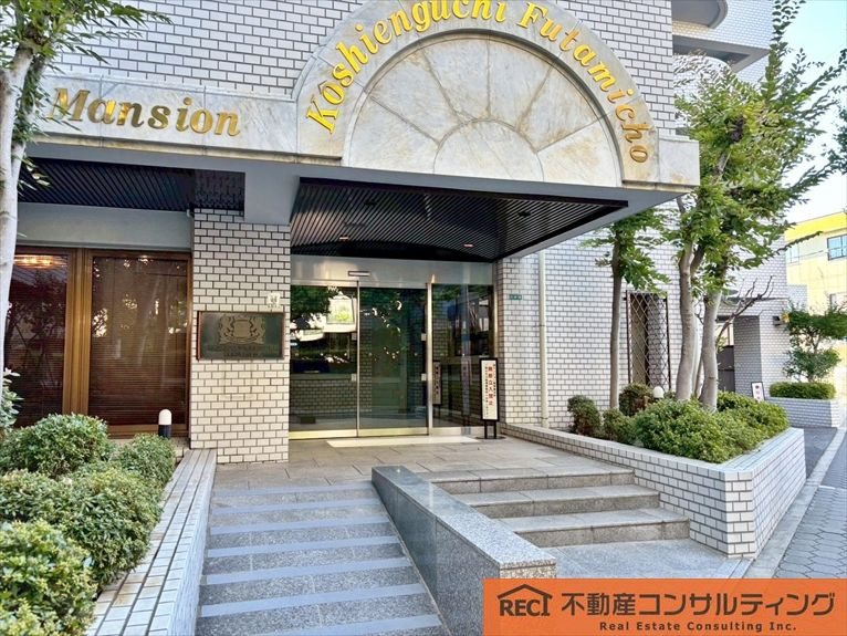ライオンズマンション甲子園口二見町のエントランス