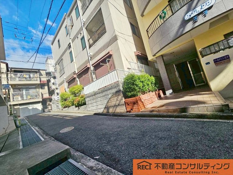 神戸市灘区水道筋6丁目　中古戸建の前面道路含む現地写真