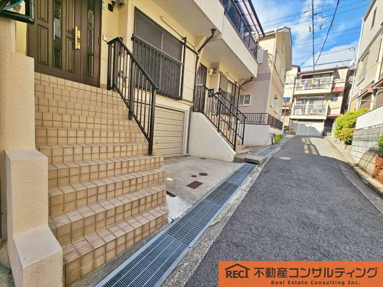 神戸市灘区水道筋6丁目　中古戸建の前面道路含む現地写真