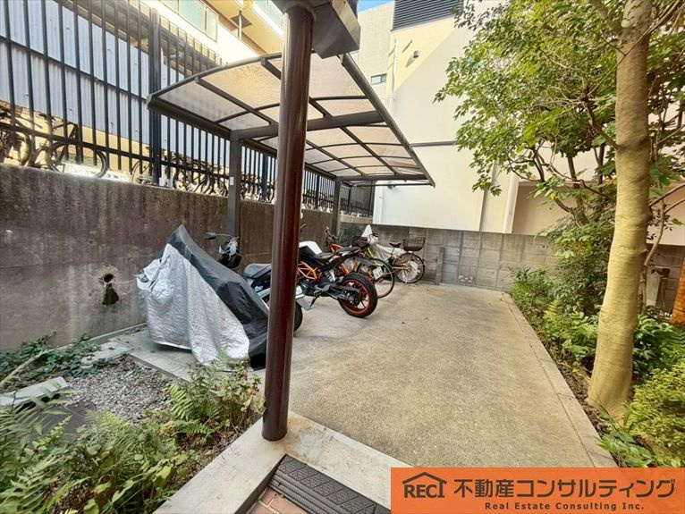 ライオンズマンション御影の駐車場