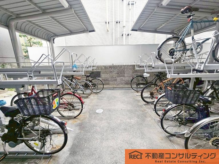 トゥー・ル・モンド本山の駐輪場