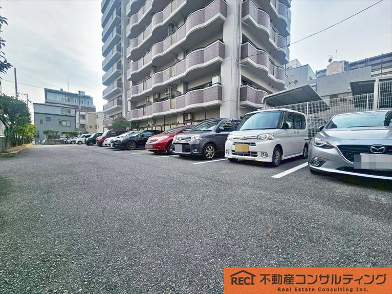 トゥー・ル・モンド本山の駐車場