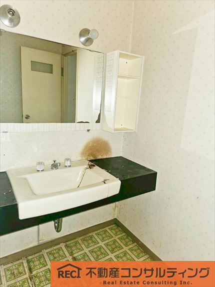 御影パークマンションの独立洗面台