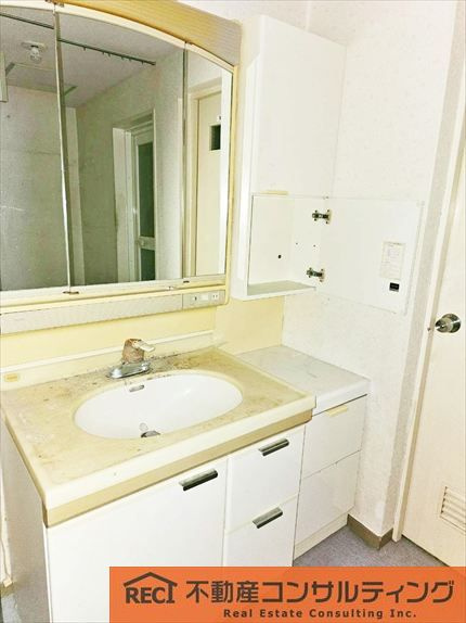 御影パークマンションの独立洗面台