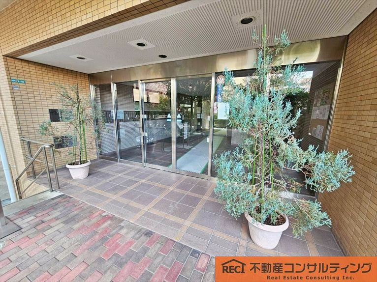 グリッター西宮北口のエントランス