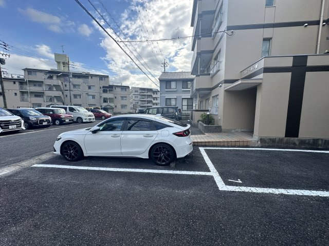 ファミール中根 の駐車場