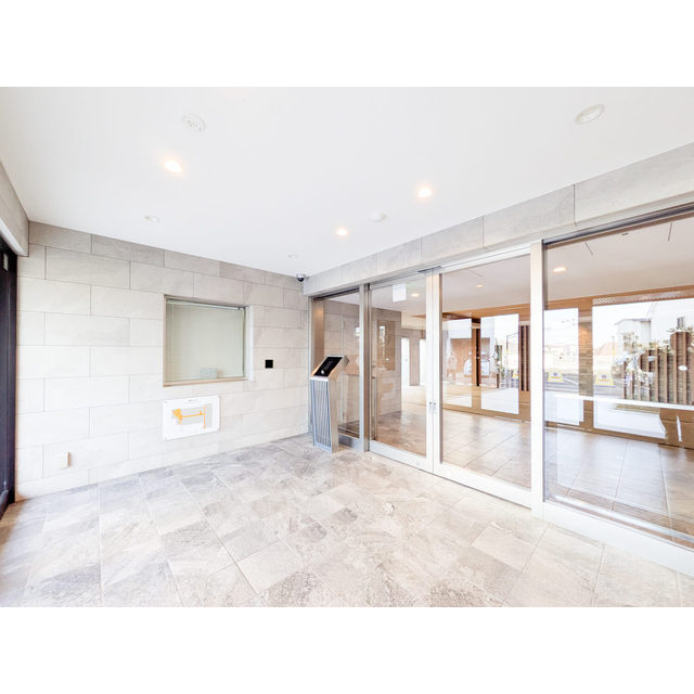 プライムガーデン若木のエントランス