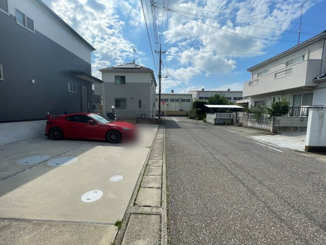 中古戸建・中古住宅　大泉町朝日2丁目　東小学校・北中学校の前面道路含む現地写真
