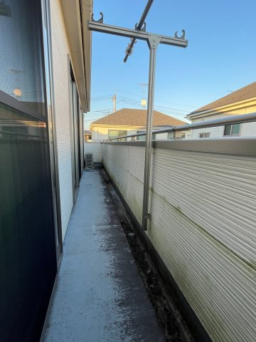 中古戸建・中古住宅　大泉町朝日2丁目　東小学校・北中学校のバルコニー|3部屋から出入りできる陽当たり良好なバルコニー！