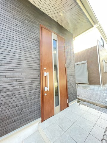 中古戸建・中古住宅　大泉町朝日2丁目　東小学校・北中学校の玄関|玄関に屋根があるので雨にぬれずに傘をさせます！玄関灯もあり夜間でも安心！