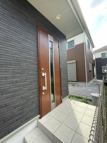 中古戸建・中古住宅　大泉町朝日2丁目　東小学校・北中学校のその他|玄関に屋根があるので雨にぬれずに傘をさせます！玄関灯もあり夜間でも安心！