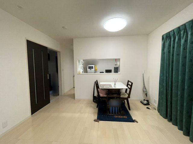 中古戸建・中古住宅　大泉町朝日2丁目　東小学校・北中学校の居間・リビング|対面キッチンのあるリビング！開口部から食事の配膳や片付けが楽々♪