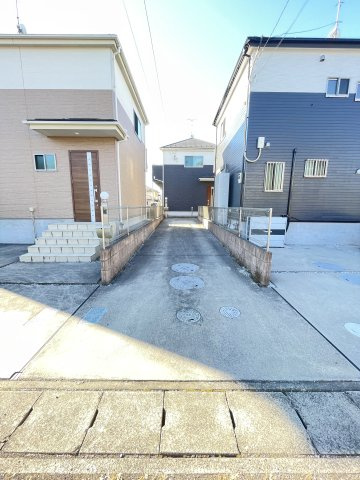 中古戸建・中古住宅　大泉町朝日2丁目　東小学校・北中学校の駐車場|カースペースは縦列3台可能！