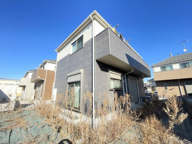 中古戸建・中古住宅　大泉町朝日2丁目　東小学校・北中学校の外観|庭からのアングル！陽当たり良好◎バルコニーは3部屋から出入り可能なワイドバルコニー！