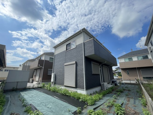 中古戸建・中古住宅　大泉町朝日2丁目　東小学校・北中学校の外観|庭からのアングル！陽当たり良好◎バルコニーは3部屋から出入り可能なワイドバルコニー！