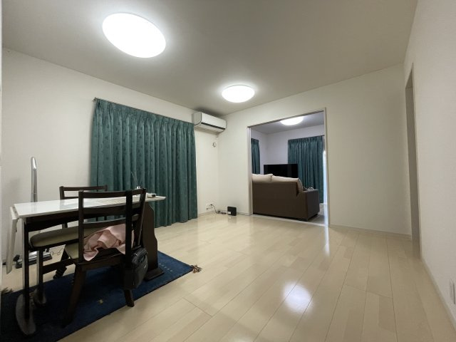中古戸建・中古住宅　大泉町朝日2丁目　東小学校・北中学校の居間・リビング|リビング隣の洋室の引き戸を開けるとさらに開放感がアップ♪