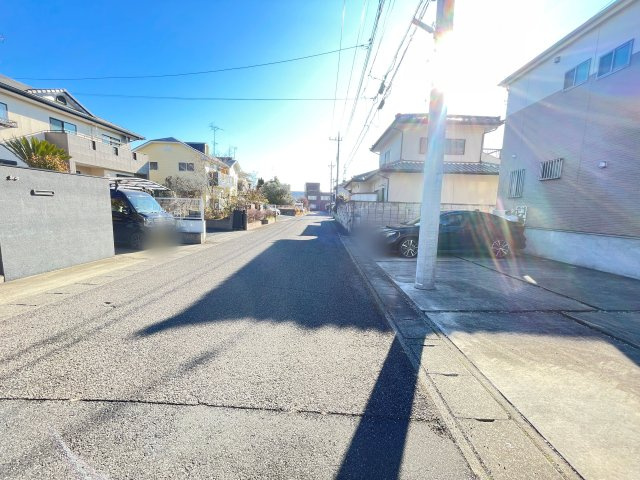 中古戸建・中古住宅　大泉町朝日2丁目　東小学校・北中学校の前面道路含む現地写真|閑静な住宅街の一角にあります！落ち着きのある環境で生活しやすい◎