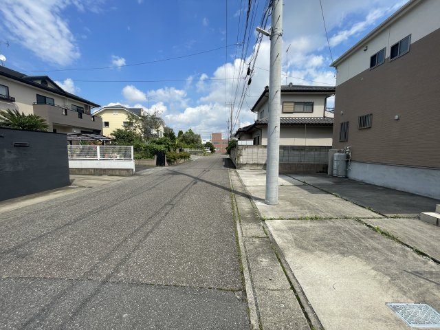 中古戸建・中古住宅　大泉町朝日2丁目　東小学校・北中学校の前面道路含む現地写真|閑静な住宅街の一角にあります！落ち着きのある環境で生活しやすい◎