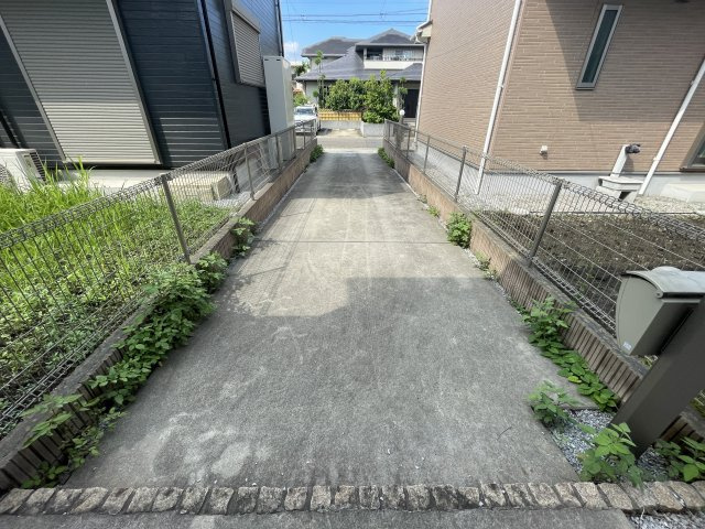 中古戸建・中古住宅　大泉町朝日2丁目　東小学校・北中学校の駐車場