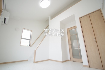 【洋室】 | M'sフラット | 落ち着いた色調のお部屋