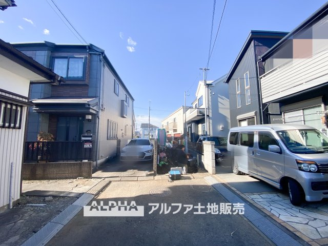 昭島市緑町3丁目　新築戸建の前面道路含む現地写真|【A warm space】
◆心をほどく場所◆
ゆったりとした空間に包まれ、誰かを迎えることが日常になる住まい。
この環境で暮らすうちに、時間の使い方も、人との距離感も変わっていく。