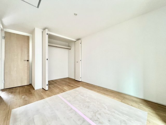 世田谷区南烏山1丁目 　新築戸建の洋室|部屋収納もバッチリです！見せる収納も流行っていますが、やはり見せない収納も大切ですね。

現地ご見学希望・資料請求などお気軽にお問い合わせ下さい！
03-5990-5201