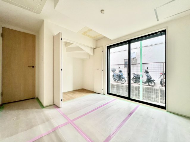 世田谷区南烏山1丁目 　新築戸建の洋室|東向きの窓を配置しているため、朝日で気持ちよく目覚める事ができます。

現地ご見学希望・資料請求などお気軽にお問い合わせ下さい！
03-5990-5201